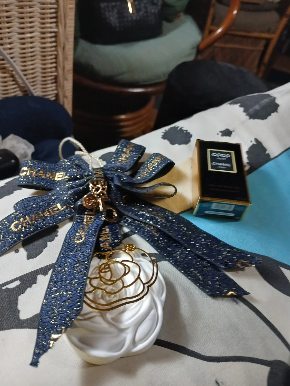 CHANEL Beaute' Navy & Gold Tweed Ribbon Charms White Camellia Diffuser W/Dabber